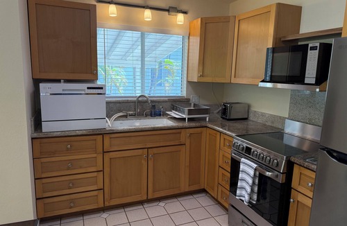 Kailua House | BAREFOOT BEACH RETREAT, 2BR, NEWLY FURN. WALK-2-BEACH/BUZZ'S=2 MIN, KAʻOHAO SCH.