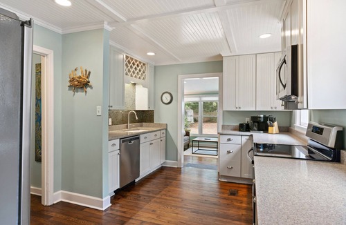 Kings Terrace House | Barefoot Bungalow - located near the Village/Pier