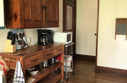 Kingsville Cottage | BarefootonPelee: Stonehouse [No Cleaning Fee! Fibre Internet!]