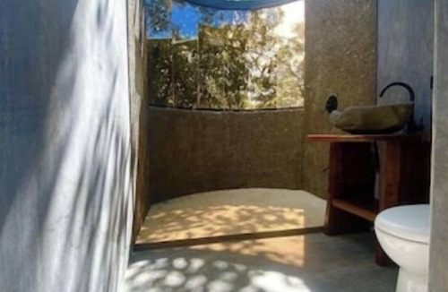 Penjamo Cabin | Bark Cabin on waterfall