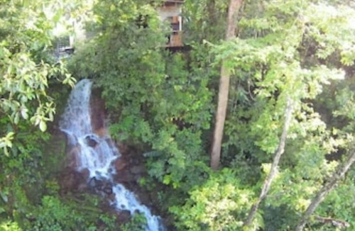 Penjamo Cabin | Bark Cabin on waterfall