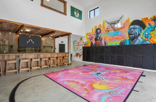 Mount Pleasant House | Barn! B-Ball Court/Mini Golf/Sports Bar/Tiki Bar/Theater/Arcade/Hot Tub/Fire Pit