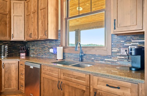 Marcellus House | Barn! Golf Sim/Theater, Bunk Slide, Mini Golf, Hot Tub, Saloon Bar, Firepit!