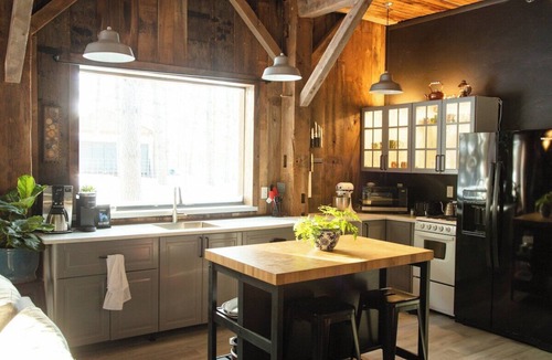 Winneconne Cabin | Barndominium with Goats, Hot Tub, Forest & River