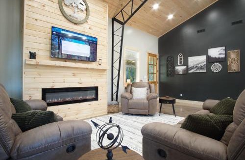 Franklin House | Barndominium With Hot tub and Deck
