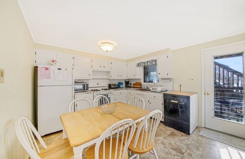 Loveladies Cottage | Barnegat Light EASY walk to guarded ocean and bay beaches- 1st floor duplex