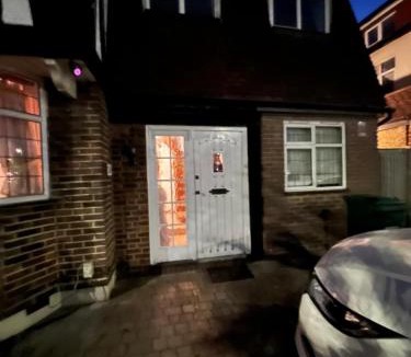 Oakleigh Apartment | Barnet Serviced Accommodation - Elegant 5-Bedroom Home, Just a 7-Minute Stroll from High Barnet Station - Book Your Stay Today!"