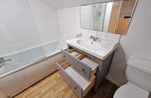Ivinghoe Cottage | Barnyard Cottage - three bedroom barn conversion with free wi-fi