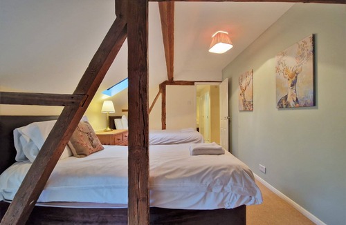 Ivinghoe Cottage | Barnyard Cottage - three bedroom barn conversion with free wi-fi