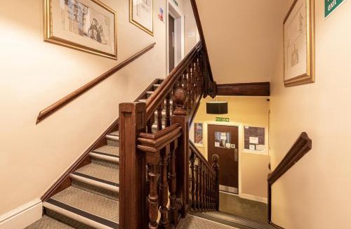 Crawley Hotel | Barrington Lodge
