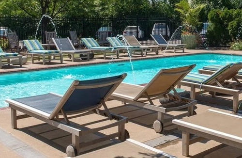 DeBaliviere Place Apartment | Barsala l Chic 2BD Retreat Near Forest Park, Located in the Central West End