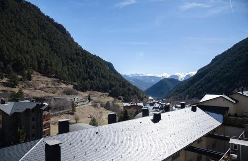 Arinsal Apartment | Barthe Holidays I Acogedor apartamento en Arinsal 4PAX a pie de pistas I Balcón con vistas y parking I Tintin