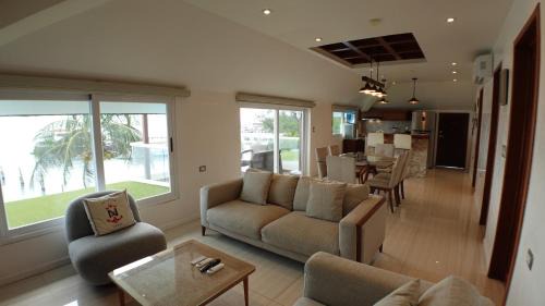 Centro - Supmza 001 Hotel | Bartolome Oceanfront Suites