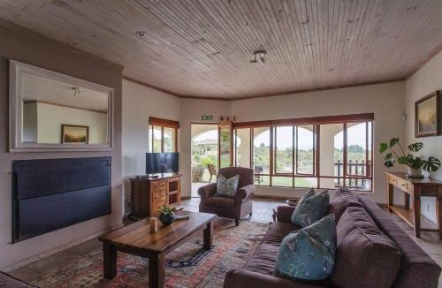 Bot River Villa | Barton Hammerkop Villa nr Hermanus - HotTub Pool