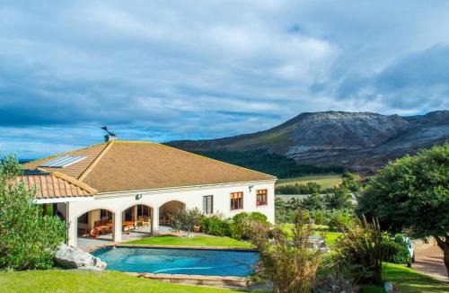 Bot River Villa | Barton Plover Villa near Hermanus - Pool Hot Tub