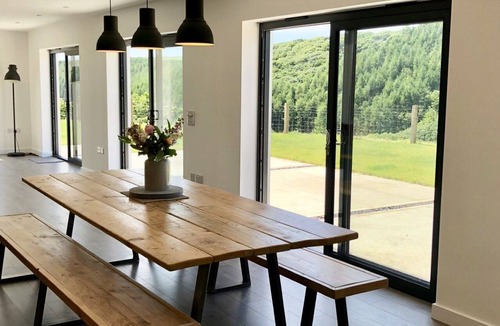 West Down Apartment | Barton Rock, sleeps 10 with a hot tub
