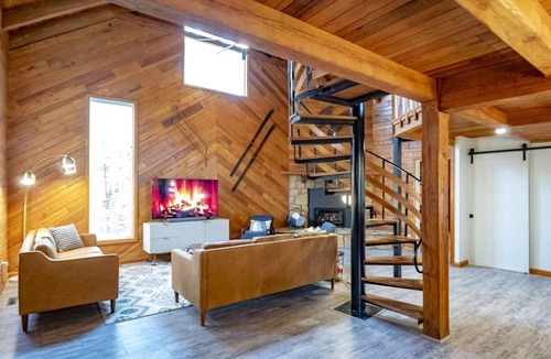Northface Ski Chalet | Base Camp - 175 Slopeside RoadBase Camp - Walk-to-Slope at Timberline Mountain, Dog Friendly, Air Conditioning