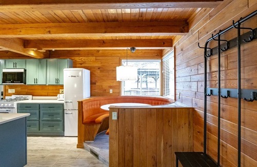 Northface Ski Chalet | Base Camp - 175 Slopeside RoadBase Camp - Walk-to-Slope at Timberline Mountain, Dog Friendly, Air Conditioning
