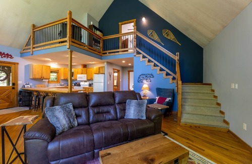 Edray Cabin | Base Camp - Cozy Cabin, Close to Snowshoe!