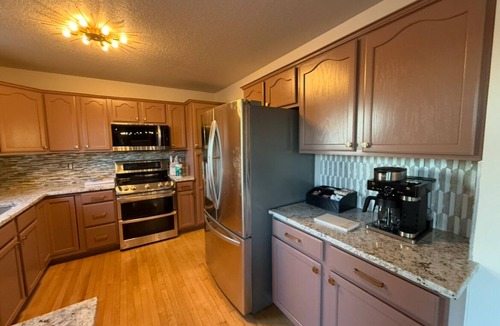 West Des Moines House | Base Camp – Modern Cozy Retreat with Sauna, Hot Tub & Fun for Families in WDM