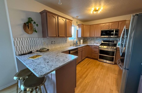 West Des Moines House | Base Camp – Modern Cozy Retreat with Sauna, Hot Tub & Fun for Families in WDM