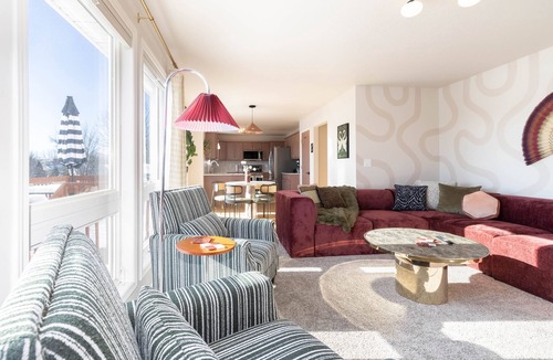 West Des Moines House | Base Camp – Modern Cozy Retreat with Sauna, Hot Tub & Fun for Families in WDM