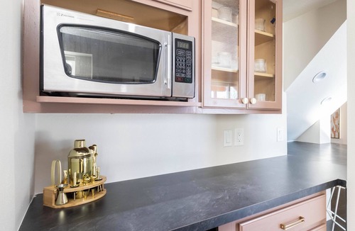 West Des Moines House | Base Camp – Modern Cozy Retreat with Sauna, Hot Tub & Fun for Families in WDM