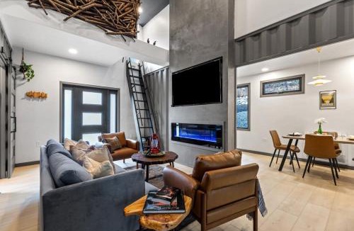 Stanton House | Base Camper Inn - Epic RRG Stay, Rooftop deck, Slide, Hot Tub
