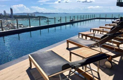 Pattaya Bay Apartment | BASE Central PATTAYA Long Balcony King-Bed with Infinity Pool