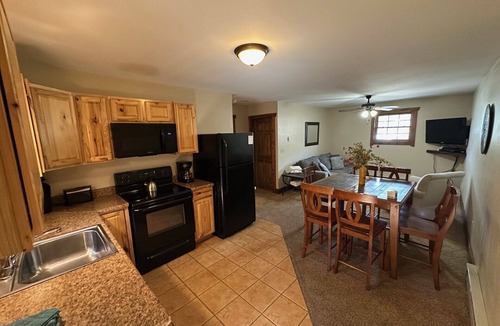 Edray Apartment | Base Mountain 2 Bedroom with Winter Shuttle to/from Snowshoe Village