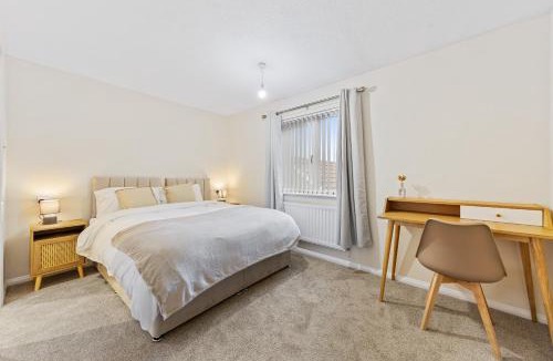Oadby House | Base10Stays, 1A Leicester, 4-Bedroom, Sleeps 9, M1&M69, Free Parking and Garden, Contractors and Long Stays