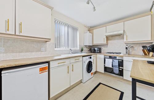 Oadby House | Base10Stays, 1A Leicester, 4-Bedroom, Sleeps 9, M1&M69, Free Parking and Garden, Contractors and Long Stays