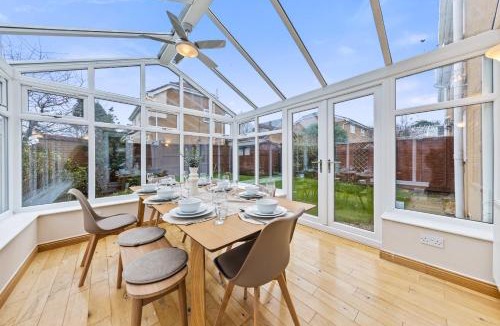 Oadby House | Base10Stays, 1A Leicester, 4-Bedroom, Sleeps 9, M1&M69, Free Parking and Garden, Contractors and Long Stays