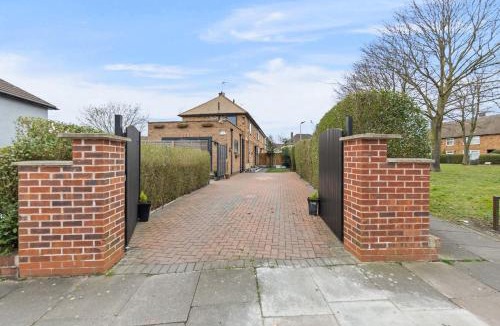 Leicester House | Base10Stays, 2NP, Large 4Bedroom House, Sleeps 10, Free Parking, M1&M69 & Leicester City, Garden, Contractors and Long Stays