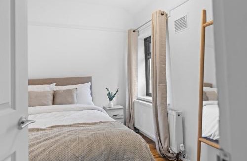 Leicester House | Base10Stays, 2NP, Large 4Bedroom House, Sleeps 10, Free Parking, M1&M69 & Leicester City, Garden, Contractors and Long Stays