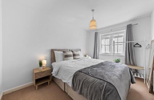 Hamilton House | Base10Stays - H3 Leicester, 3-Bedroom, Sleeps 8, A46, Free Parking and Garden, Contractors and Long Stays