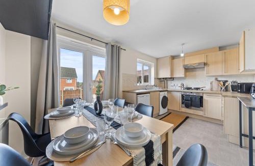 Hamilton House | Base10Stays - H3 Leicester, 3-Bedroom, Sleeps 8, A46, Free Parking and Garden, Contractors and Long Stays