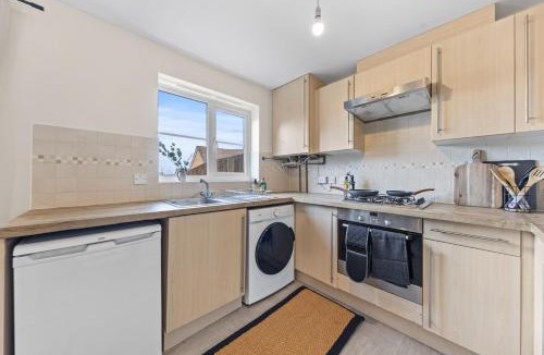 Hamilton House | Base10Stays - H3 Leicester, 3-Bedroom, Sleeps 8, A46, Free Parking and Garden, Contractors and Long Stays