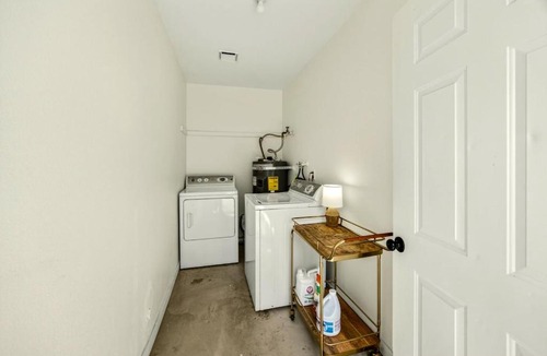 Grants Pass House | Basecamp GP Entire 4BR Duplex Near Downtown