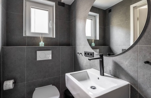 Harleshausen Apartment | Basement studio with king-size waterbed - good connection to the city center