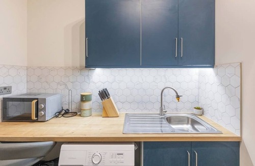Hackney Central Bed & Breakfast | Basement Studios - Clean and Friendly - Near Hackney Central Station