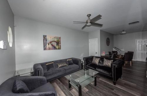 Southwestern House | Basic 4 bedrooms with 7 beds 15 min from downtown sleeps 9 for Work crews and Large groups