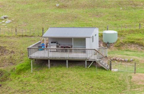 Taiharuru Cabin | Basic holiday cabin with its own private sandy bay