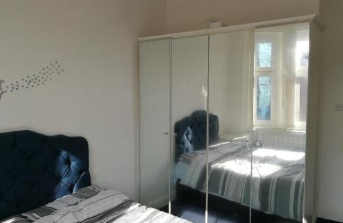 North West Apartment | Basic Three Bedroom Flat West End