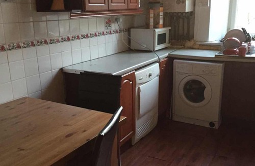 North West Apartment | Basic Three Bedroom Flat West End