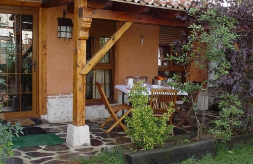 Olmedo Hotel | Basic Triple Room: Private entrance and porch