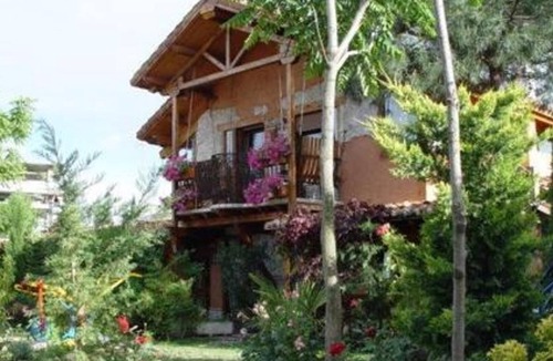 Olmedo Hotel | Basic Triple Room: Private entrance and porch
