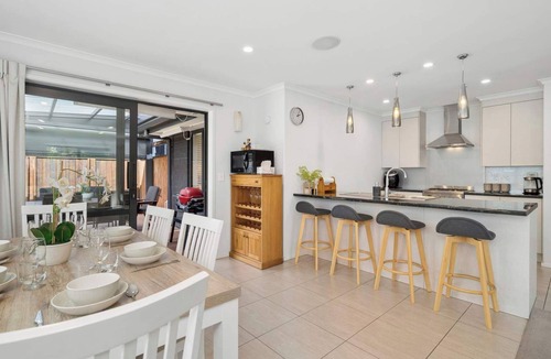 Rotorua House | Basil Inn - Covered Deck & BBQ, Sleeps 6