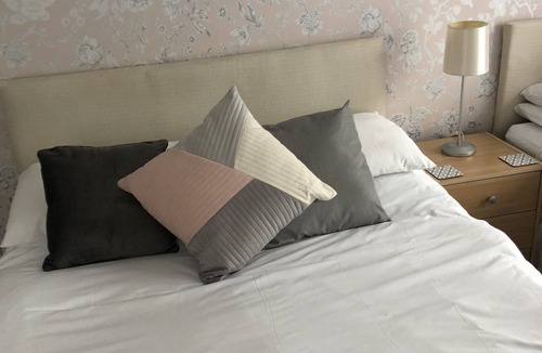 Basingstoke Bed & Breakfast | Basingstoke En Suite Room in Garden Annex