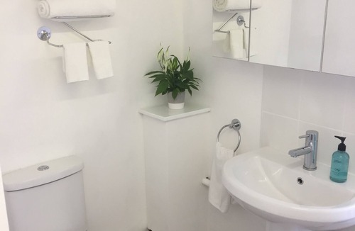 Basingstoke Bed & Breakfast | Basingstoke En Suite Room in Garden Annex